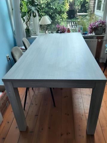 Mooie 6 persoons eettafel in hout look  beschikbaar voor biedingen