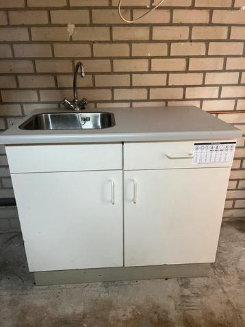 Compact keukenblok met kraan & wasbak – in goede staat beschikbaar voor biedingen