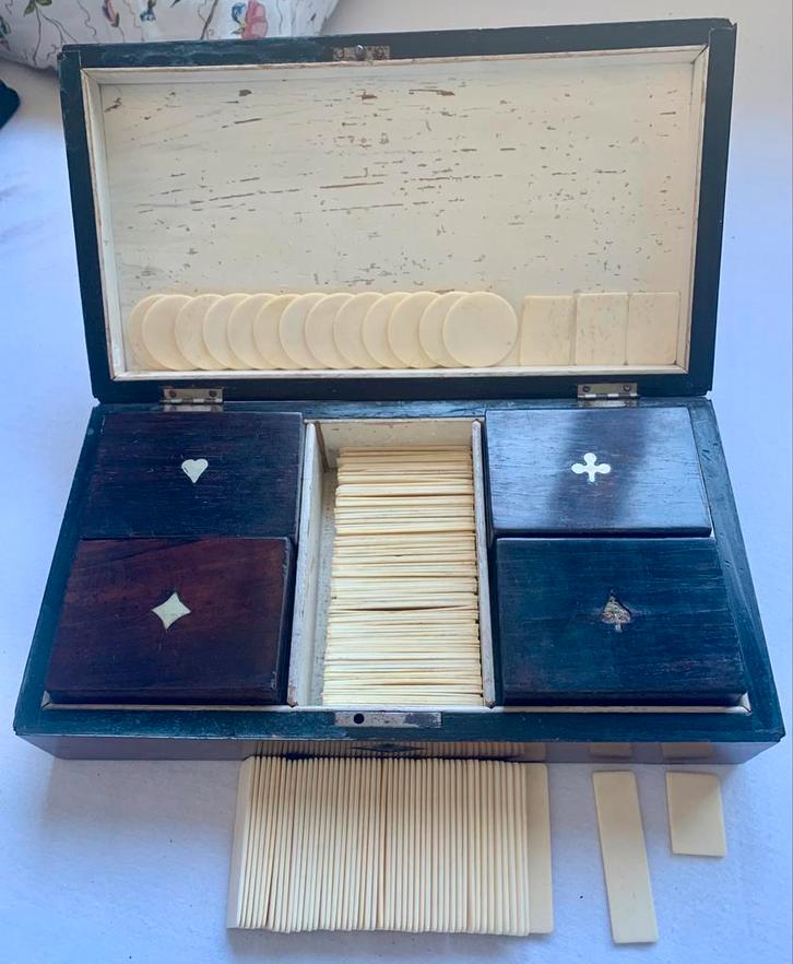 Speelkist met fiches, Antiek en Kunst, Antiek | Overige Antiek, Ophalen of Verzenden