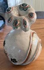 Decoratieve vaas met bloemmotieven ASTRID MUNNIK, Huis en Inrichting, Woonaccessoires | Vazen, Gebruikt, Overige kleuren, Aardewerk of Porselein