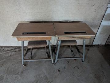 Antieke, vintage, retro schoolbankjes beschikbaar voor biedingen