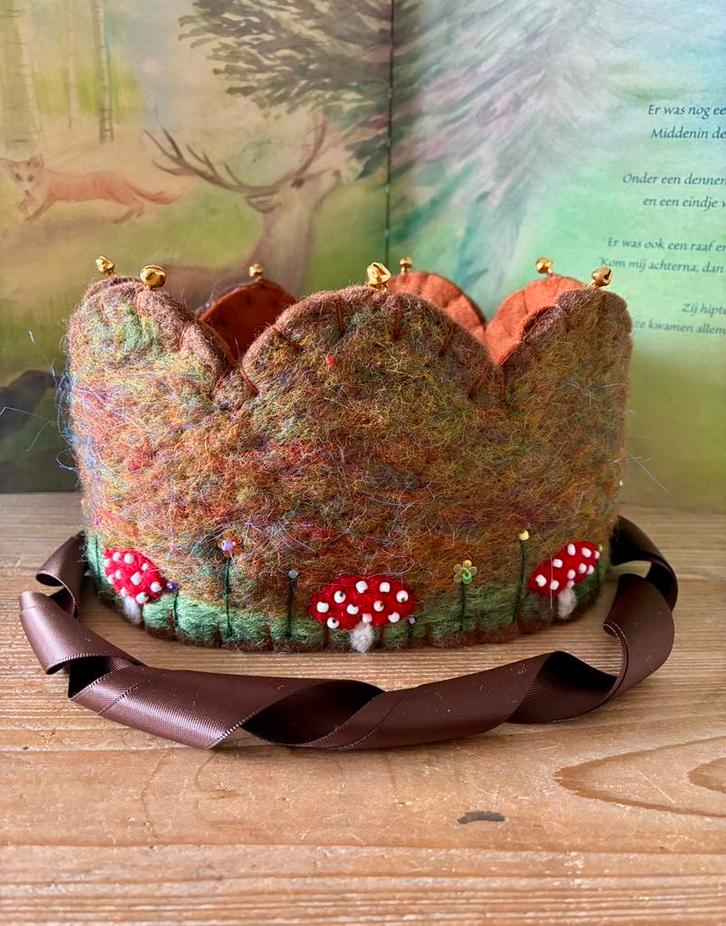 Waldorf vilten verjaardagskroon wol en vilt, Hobby en Vrije tijd, Vilt, Zo goed als nieuw, Figuurtje(s), Wolvilt, Verzenden
