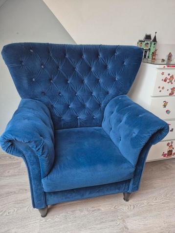 TeKoop: Imposante gecapitonneerde Fauteuil Koningsblauw