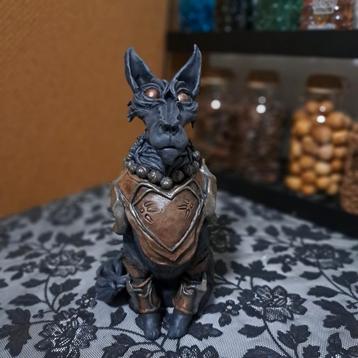 Waakhond met harnas - handgemaakt sculptuur beschikbaar voor biedingen