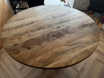 Ronde tafel met metalen spinpoot beschikbaar voor biedingen