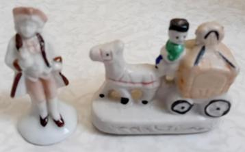 2 Porseleinen beeldjes mannetje met koetsje beschikbaar voor biedingen