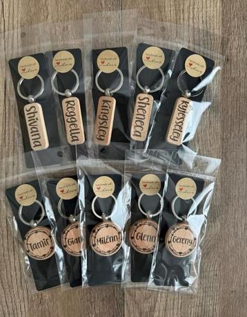 Gepersonaliseerde houten sleutelhangers beschikbaar voor biedingen