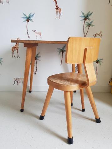 vintage kinderstoel en tafel beschikbaar voor biedingen