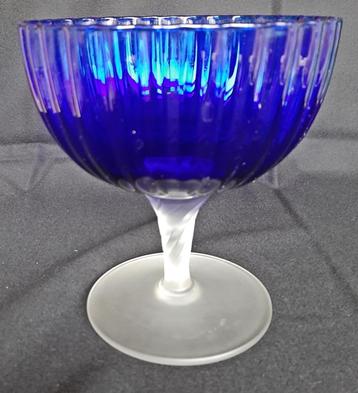 Blauwe glazen  schaal op voet beschikbaar voor biedingen