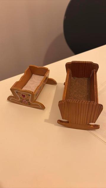 CACO - twee houten wiegjes voor poppenhuis beschikbaar voor biedingen