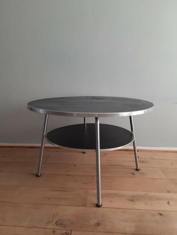 Gispen tafel , / bijzettafel / hoge salontafel /plantentafel beschikbaar voor biedingen