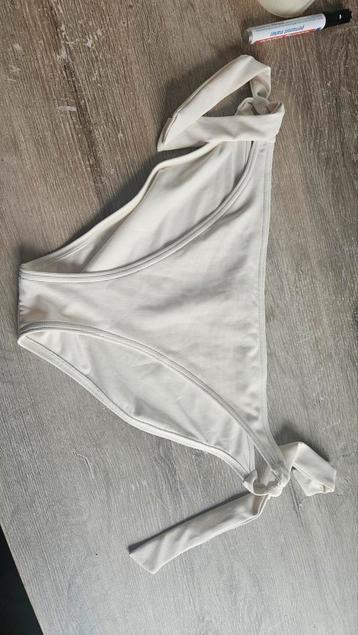 Nieuw wit creme beige triumph bikini broekje, maat 44
 beschikbaar voor biedingen