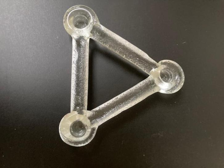 VINTAGE glazen Triangle kandelaar ijsglas Pukeberg??, Antiek en Kunst, Antiek | Kandelaars, Glas, Ophalen of Verzenden