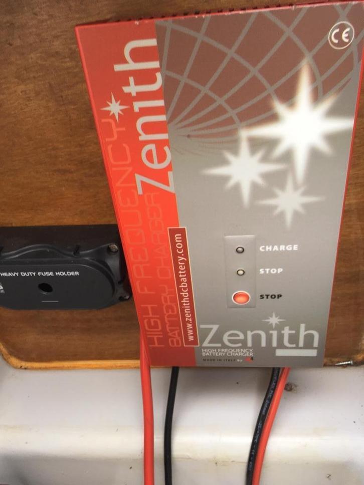 Zenith ZHF2430 acculader en electrische motor voor boot, Watersport en Boten, Bootonderdelen, Gebruikt, Motor en Techniek, Zeilboot of Motorboot