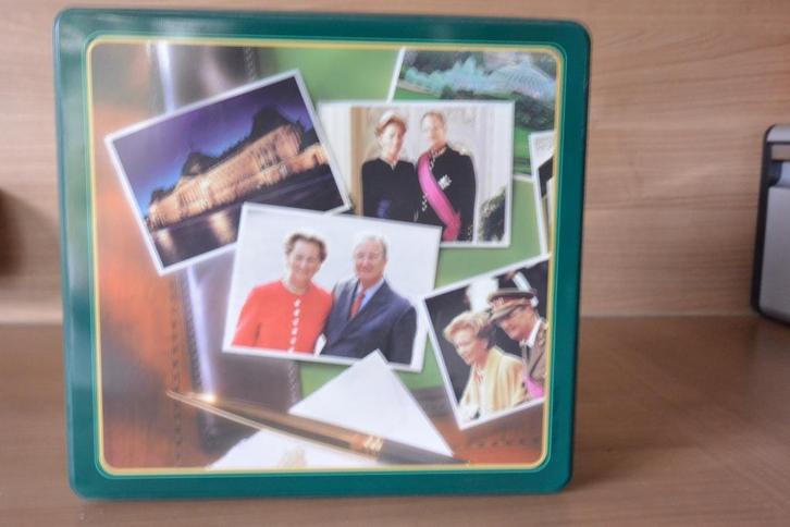 Metalen koekendoos Koning Albert en Koningin Paula (België)., Verzamelen, Blikken, Zo goed als nieuw, Koek(jes), Overige merken