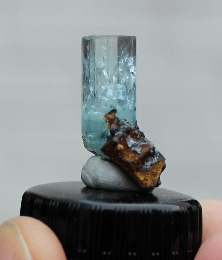 AQUAMARIJN en SIDERIET uit Erongo in NAMIBIE, Verzamelen, Mineralen en Fossielen, Mineraal, Ophalen of Verzenden