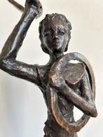 Bronzen beeld: Meisje met ringen, Antiek en Kunst, Ophalen of Verzenden