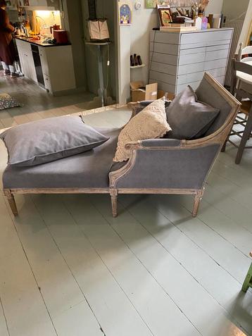 Antieke Franse chaise longue, grijze stof, goede vering. beschikbaar voor biedingen