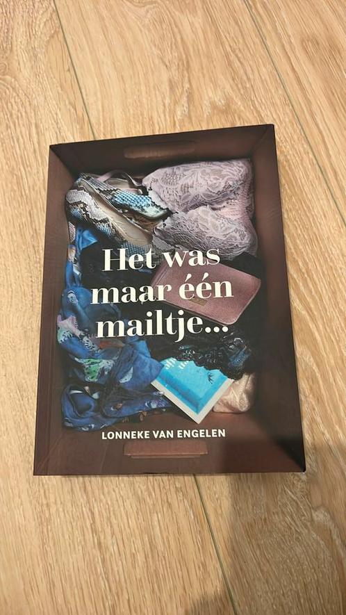 Lonneke van Engelen - Het was maar één mailtje..., Boeken, Literatuur, Zo goed als nieuw, Nederland, Ophalen of Verzenden