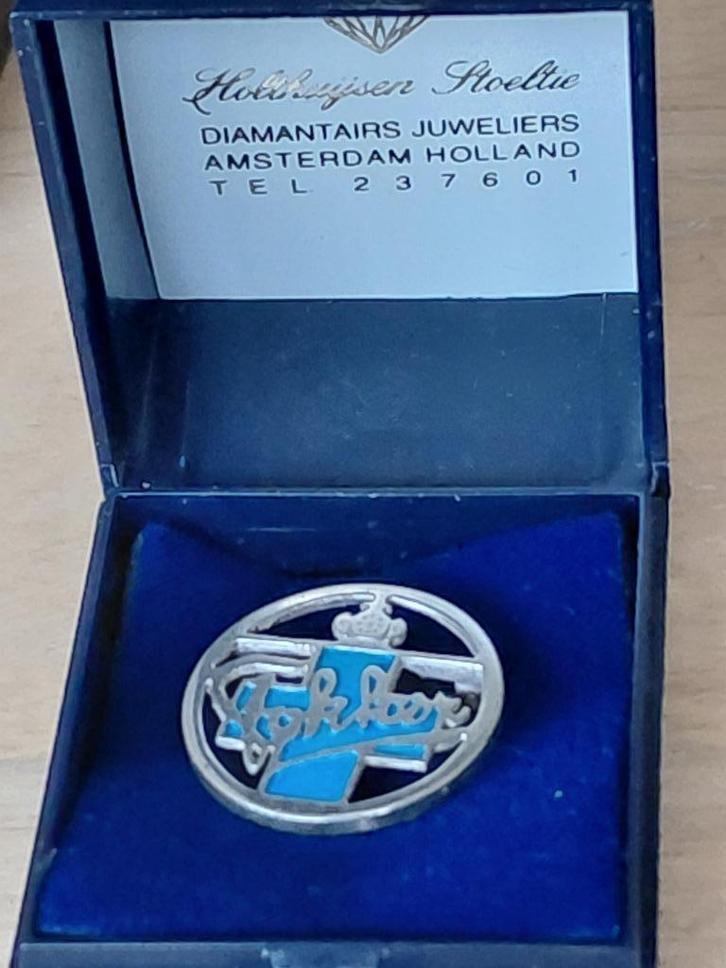 Broche Fokker in doosje, Verzamelen, Luchtvaart en Vliegtuigspotten, Zo goed als nieuw, Patch, Badge of Embleem, Verzenden