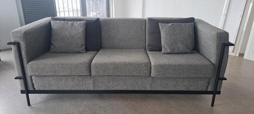Mooie grijze gestoffeerde Designer bank., Huis en Inrichting, Banken | Bankstellen, Ophalen