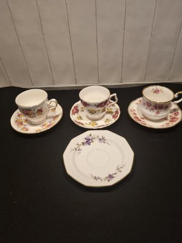 Porselein servies 3 x kop en schotel en 1 schotel beschikbaar voor biedingen