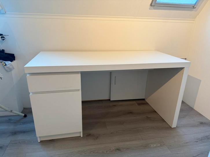 IKEA MALM Bureau - wit (140x65 cm) - €35, Huis en Inrichting, Bureaus, Gebruikt, Bureau, Ophalen