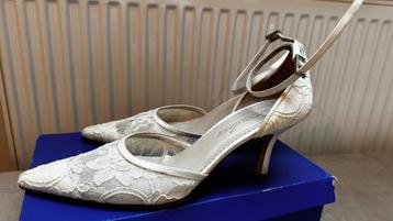 Super gave witte schoenen met kant maat 40 Gabriella Lucido beschikbaar voor biedingen