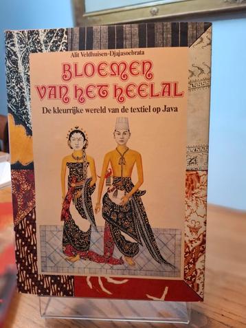 Bloemen van het Heelal - Javaanse Textiel beschikbaar voor biedingen