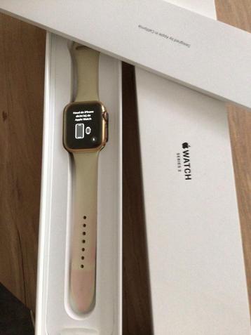 Apple iwatch, series 3, goudkleurig. beschikbaar voor biedingen
