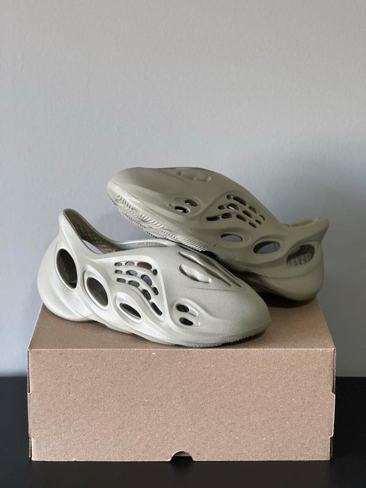 Adidas Yeezy Foam RNR Stone Salt - Maat 44,5, Kleding | Heren, Schoenen, Nieuw, Overige typen, Overige kleuren, Ophalen of Verzenden