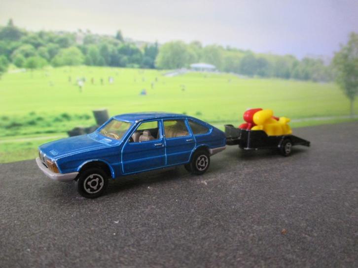 1:60 Simca 1308 Majorette met racemotoren op motortrailer, Hobby en Vrije tijd, Modelauto's | Overige schalen, Gebruikt, Auto