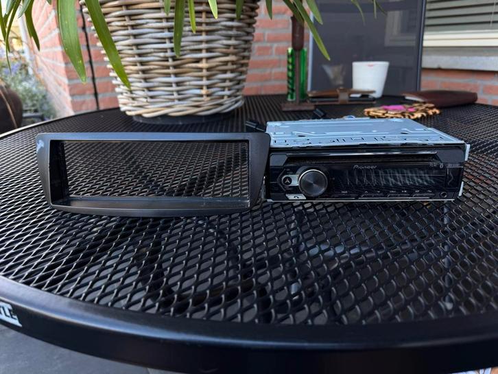 Pioneer DEH-S320BT Autoradio + Frame Peugeot 107/C1/Aygo, Auto diversen, Autoradio's, Zo goed als nieuw, Ophalen of Verzenden