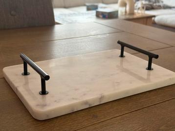 Luxe marmeren dienplank met zwarte handgrepen beschikbaar voor biedingen