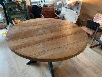 Te koop eikenhouten ronde eettafel beschikbaar voor biedingen