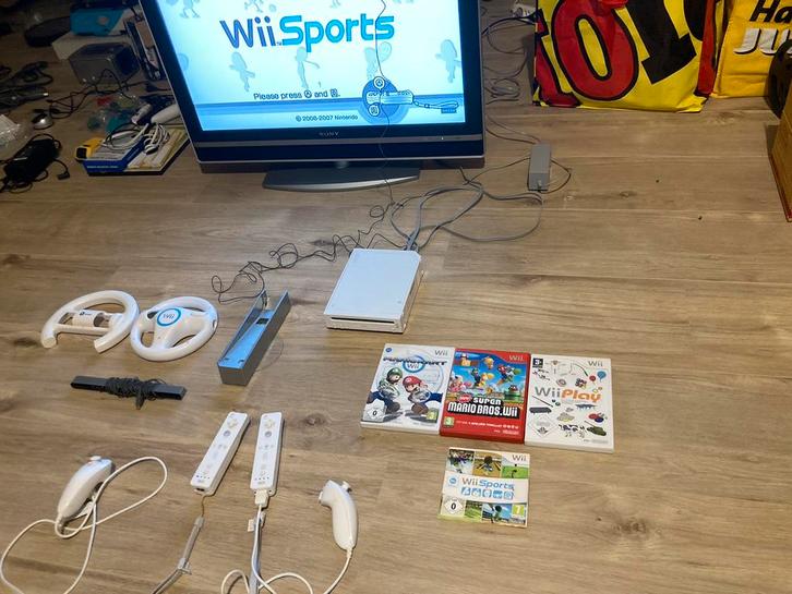 Nintendo Wii met 4 spellen - Super Mario, Wii Play, Mario Ka, Spelcomputers en Games, Games | Nintendo Wii, Gebruikt, Platform