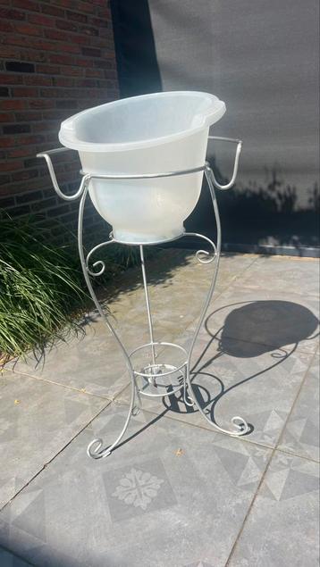 Tummy tub met standaard beschikbaar voor biedingen