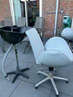 3 “kappers”stoelen en wastafel