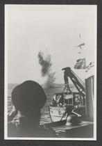 Duitse Kriegsmarine brengt zeemijn tot ontploffing, Finland, Verzenden, Marine, Duitsland, Foto of Poster