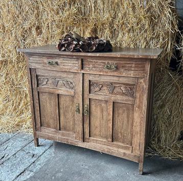*Antiek dressoir met mooi houtsnijwerk* beschikbaar voor biedingen