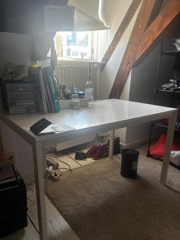 desk and chair beschikbaar voor biedingen