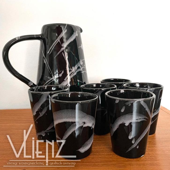 Vintage retro zwart gemarmerde kan met zes mokken, Huis en Inrichting, Keuken | Servies, Zo goed als nieuw, Kop(pen) en/of Schotel(s)