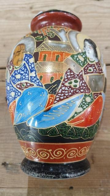 Japans Satsuma-stijl vaasje met Moriage decoratie beschikbaar voor biedingen