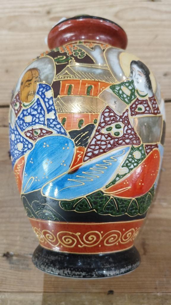 Japans Satsuma-stijl vaasje met Moriage decoratie, Antiek en Kunst, Antiek | Keramiek en Aardewerk, Ophalen of Verzenden