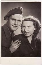 Militaire fotokaart/soldaat met z'n liefje met sigaret 1953, Verzenden, Landmacht, Nederland, Foto of Poster