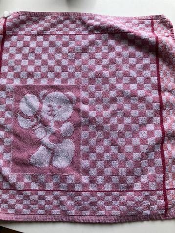 Brocante vintage roze handdoeken met beer beschikbaar voor biedingen