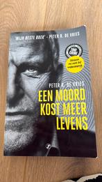 Peter R de Vries - een moord kost meer levens, Boeken, Detectives, Ophalen of Verzenden, Zo goed als nieuw