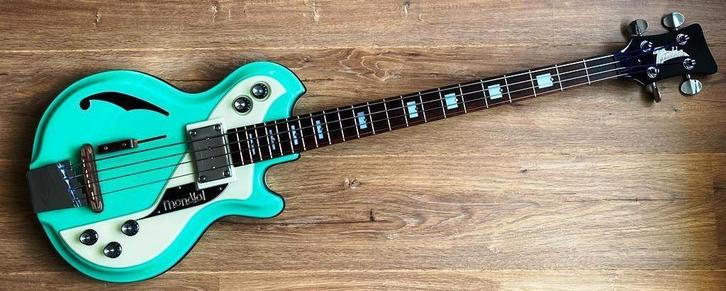 Italia Mondial retro bass nwst/ humbucker & piezo pickup !!, Muziek en Instrumenten, Snaarinstrumenten | Gitaren | Bas, Zo goed als nieuw