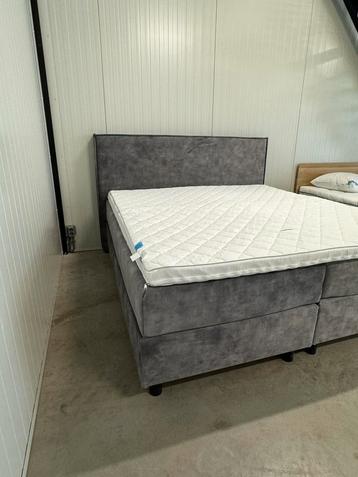 BOXSPRING 180X200 VELVET SUÈDE BOXSPRING BED 180 200 GRIJS beschikbaar voor biedingen