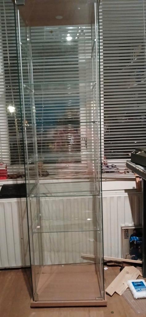 Glazen Vitrinekast met Houten Onderstel, Hobby en Vrije tijd, Modeltreinen | H0, Gebruikt, Brug, Tunnel of Gebouw, Gelijkstroom of Wisselstroom